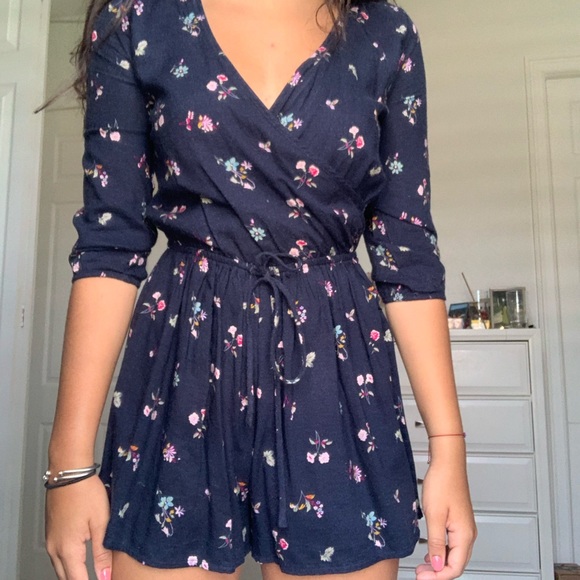 Hollister floral romper NWT size xs 3/4 sleeves - Picture 1 of 4